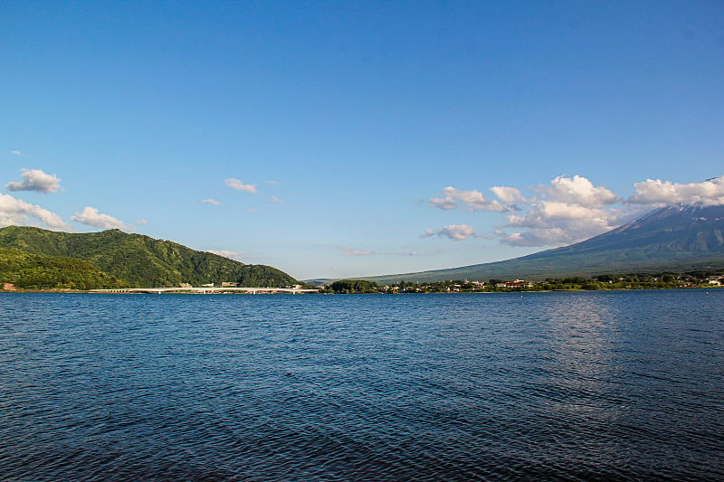 日本山梨县，南县，藤川口町，富士山在Kwaguchi湖中的倒影