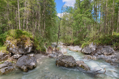 巴伐利亚阿尔卑斯山脉中有岩石和水流湍急的河流