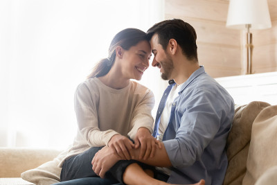 年轻夫妇很高兴开始新的独立生活
