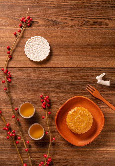 月饼桌设计-中国传统糕点与茶杯木制背景，中秋节概念，俯视图，平铺。