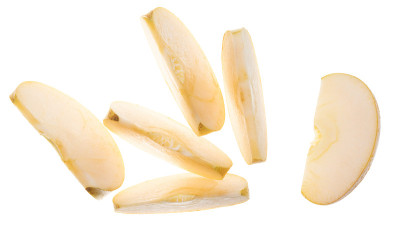 黄苹果切片坠落(鸡腿，鸡腿，苹果)。品种组合的黄金美味和Clochard Pippin。孤立在白色背