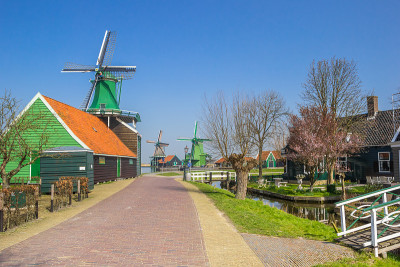 通往Zaanse Schans历史悠久的风车的道路