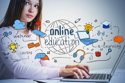 年轻女子带着笔记本电脑，在线教育素描