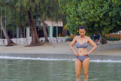 女人在早上的比基尼在泰国Koh Chang海滩。