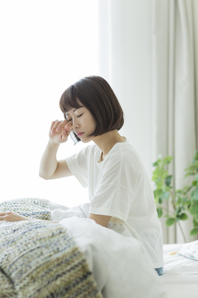 年轻女子待在家里