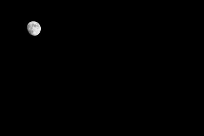明亮的小满月在夜晚的黑色天空，背景，拷贝空间