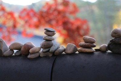 石塔在屋顶瓦上