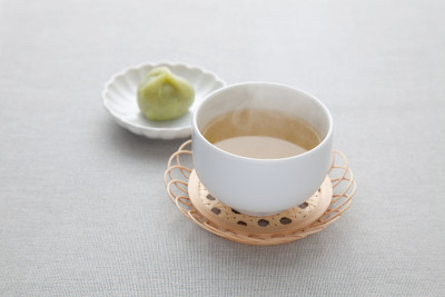 热腾腾的绿茶，日式茶和甜点单独放在桌子上