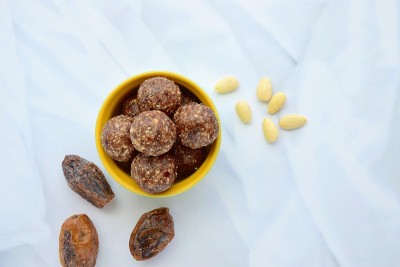 枣杏仁燕麦巧克力能量球