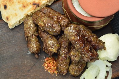 烤肉串配洋葱和小面包