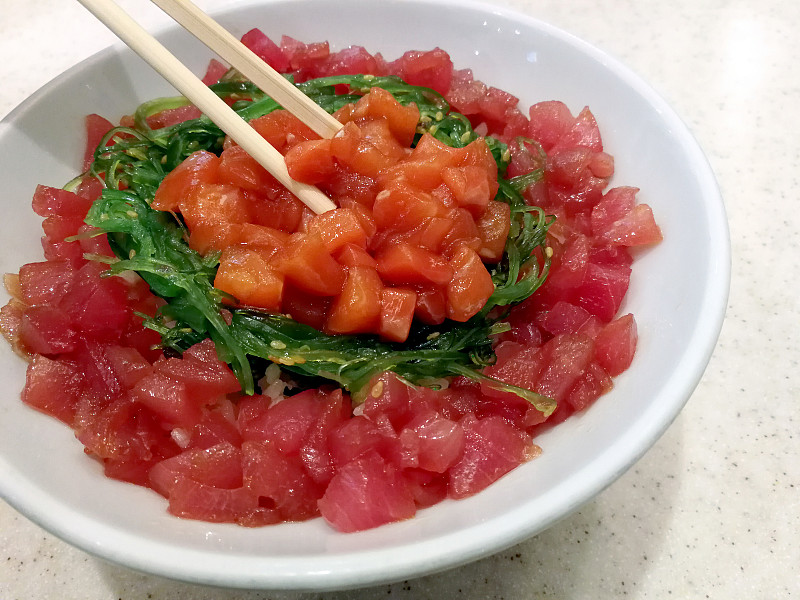三文鱼配米饭，日本料理