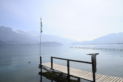 法国的安纳西湖和福尔克拉兹山