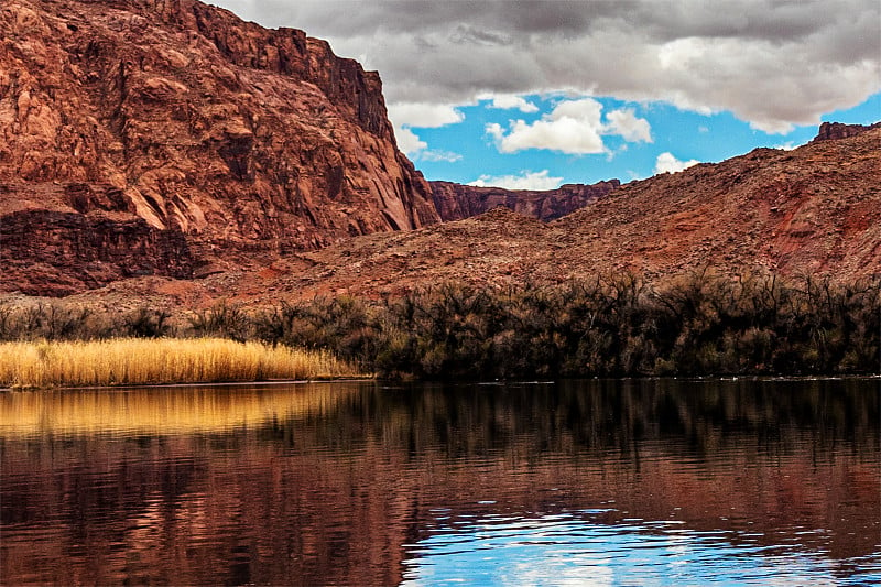 River Colorado acting like a mirror to the surroun