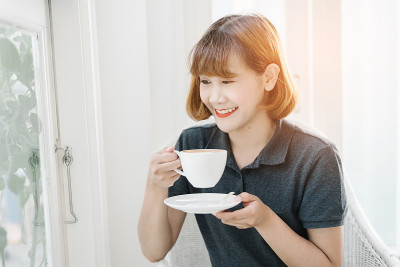 年轻女商人正在喝咖啡。