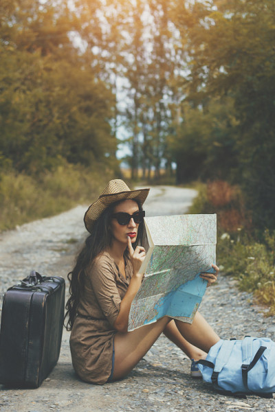 女人在旅行，在地图上寻找正确的方向