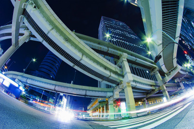 夜间高速公路路口及建筑物。