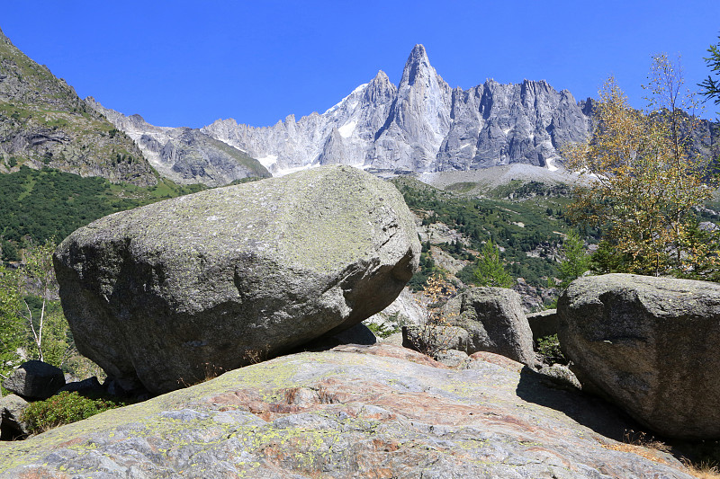 漂砾。德鲁斯山(3754米)，小德鲁山(3730米)和大德鲁山(3754米)。Montenvers。