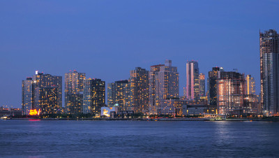 纽约长岛市晚上的风景