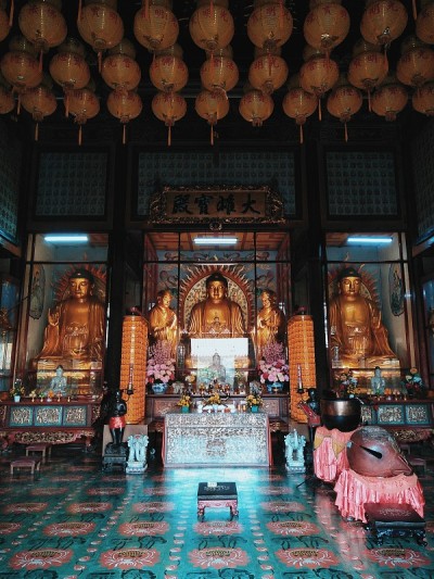 佛坛上