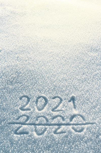 2021年下雪时用手指写字。雪纹理。碑文2021写在雪面上，象征来年