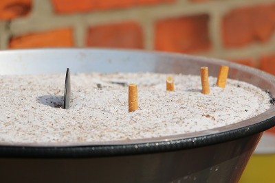 烟灰缸和cigaretts