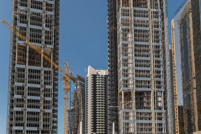 一个建筑工地上新建的摩天大楼，中间是一只黄鹤。