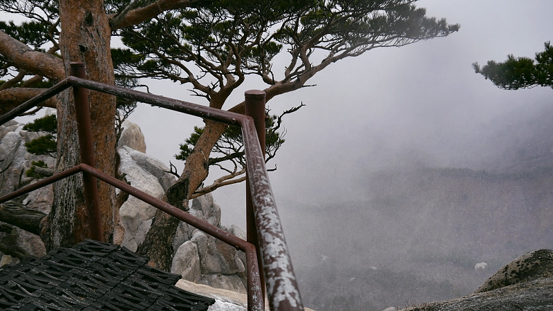 从雪山国家公园的乌尔山巴维山顶上看到的美丽景色。韩国