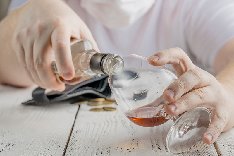 成年男子饮酒引起的冠状病毒居家隔离
