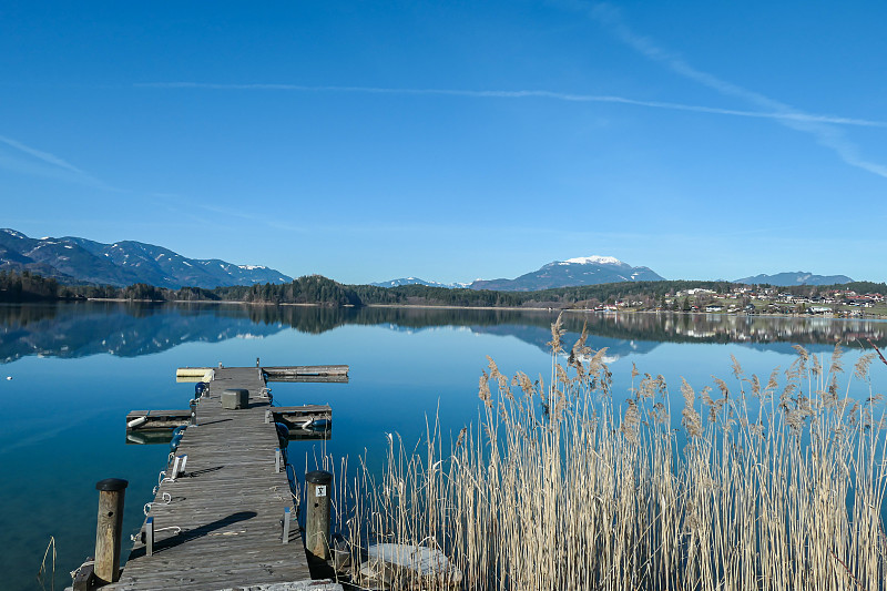 fakersee -奥地利阿尔卑斯山Faaker湖的全景。这个湖被高山环抱着。