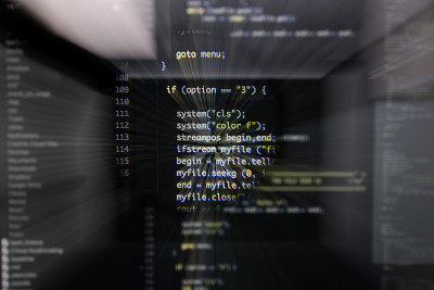 真正的c / c++代码开发屏幕。编程工作流抽象算法概念。行c / c++代码在放大镜头下可见的运动