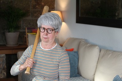 愤怒的高级女性在家