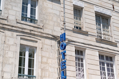 法国拉罗谢尔(La Rochelle)一栋建筑中的经典老式汽车旅馆标识