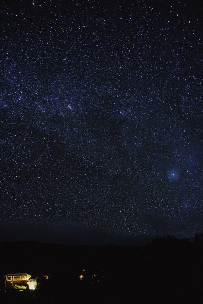 莫纳克亚山夜间的银河和星星
