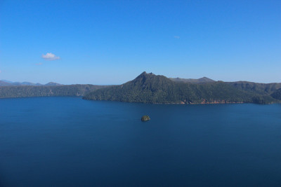 蓝色平静的湖