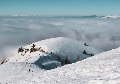 格拉帕山在雪下，但在云上