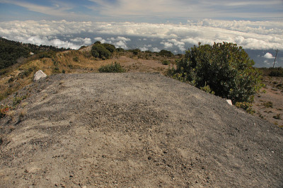 哥斯达黎加的伊拉祖火山。有防护屏障的云层中的火山口。熔岩和浮石的碎片。
