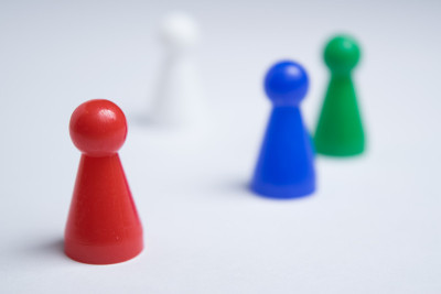 白色背景上的一组彩色棋子
