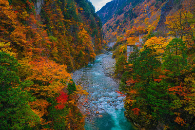 秋色在黑袍峡谷富山
