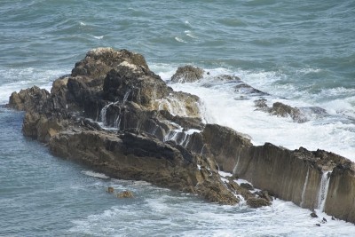 海浪冲击着多塞特海岸附近的岩石