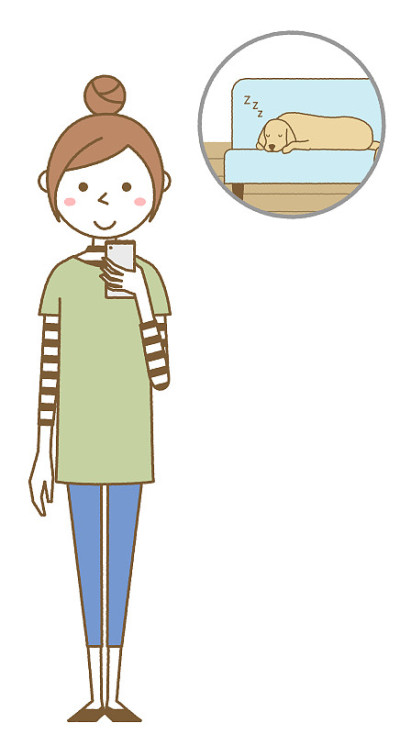 年轻女子看着家庭相机
