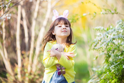 可爱的小兔子女孩抱着兔子玩具