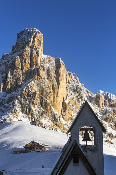 La Guselahill和意大利Dolomites的Passo Giau小教堂钟楼的最前面。