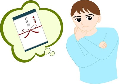 一位男士正在考虑如何处理年终礼物