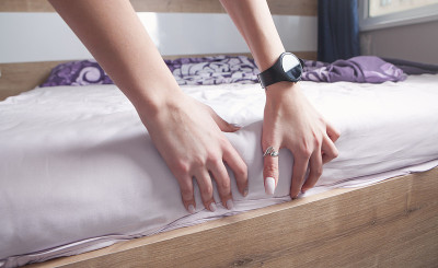 女人在放被套或床垫。