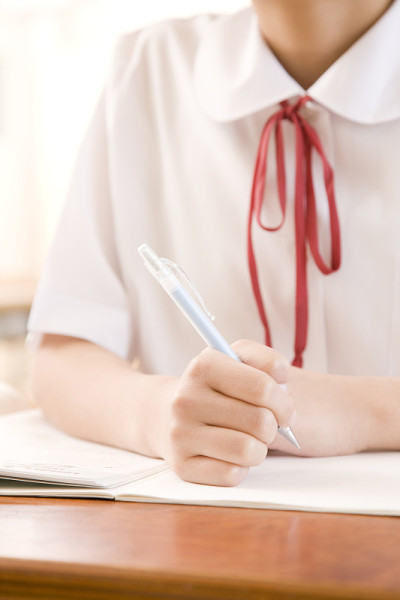 女初中学生拿着铅笔