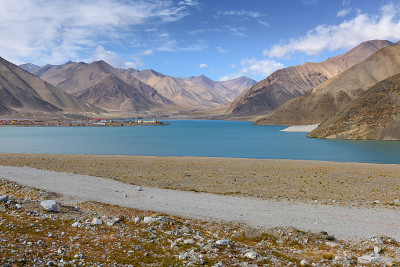 卡拉库尔湖周围的风景