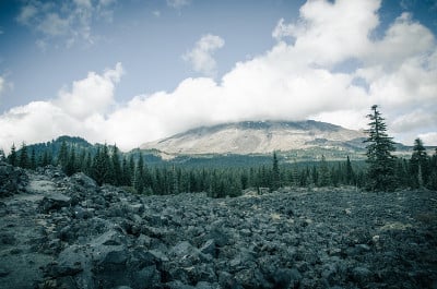 圣海伦斯山前的岩石小路
