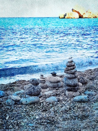 夏天撒丁岛海滩上的小石头图腾。数字水彩画