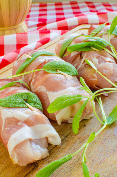 生鸡肉saltimbocca