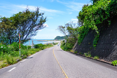 第402号国道“越后Nanaura海滨线”(新泻县新泻市)可以俯瞰日本海。